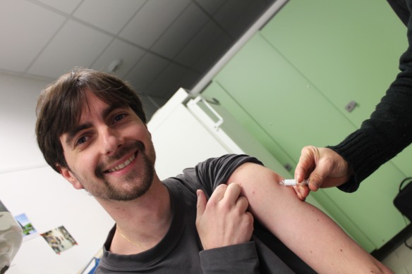 Manu est visiblement ravi de se faire injecter un vaccin contre la rage...